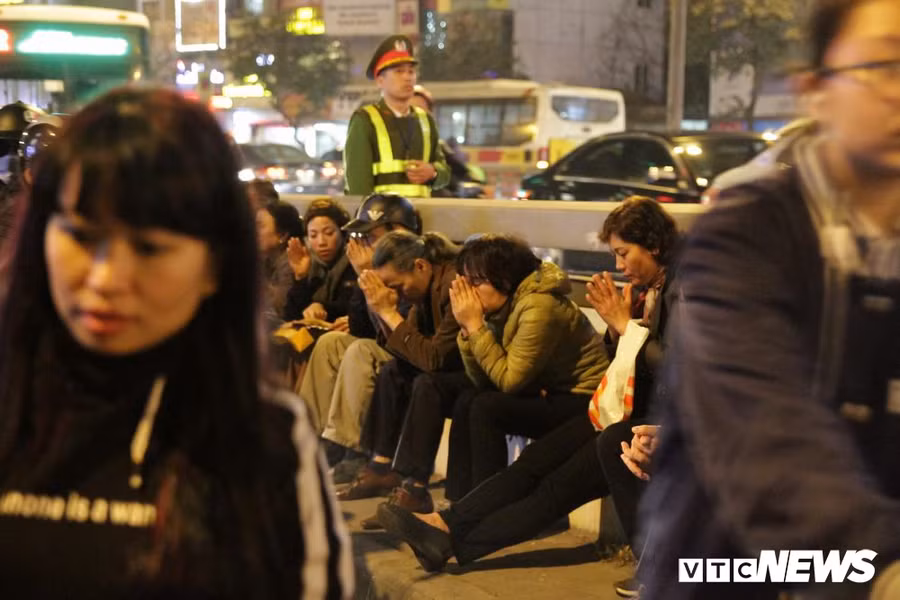 Hang nghin nguoi ngoi tran ra duong cung sao giai han o chua Phuc Khanh, Ha Noi hinh anh 6