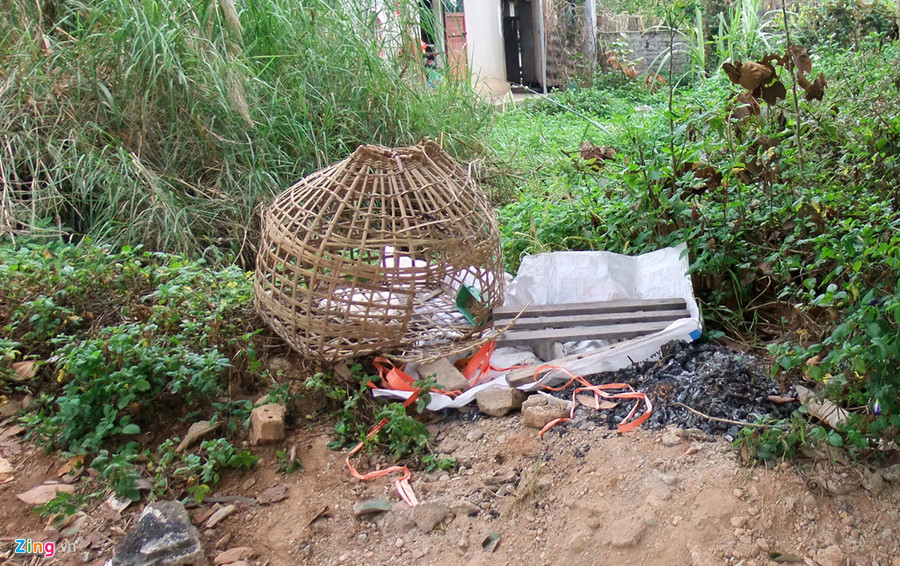 Chiếc lồng gà của Duyên được tìm thấy khi cảnh sát điều tra vụ án. Ảnh: Hoàng Trung. Vu nu sinh giao ga bi sat hai: Cuoc tim kiem tuyet vong dem giao thua hinh anh 2