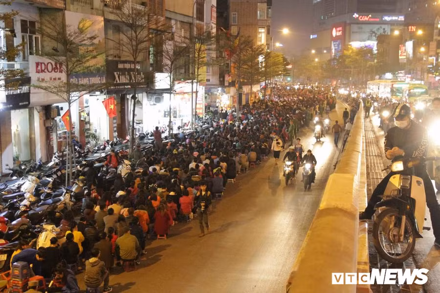 Hang nghin nguoi ngoi tran ra duong cung sao giai han o chua Phuc Khanh, Ha Noi hinh anh 1