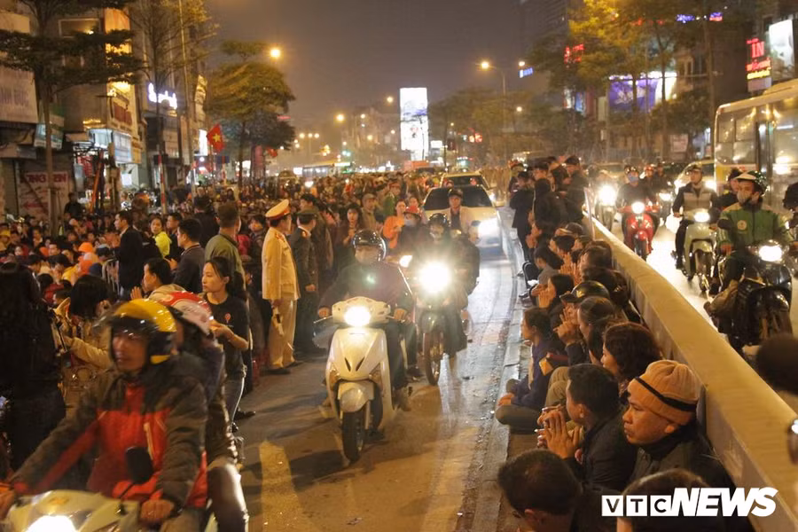 Hang nghin nguoi ngoi tran ra duong cung sao giai han o chua Phuc Khanh, Ha Noi hinh anh 5