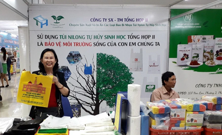 Chị Phượng trực tiếp đi tiếp thị sản phẩm túi nilon tự hủy