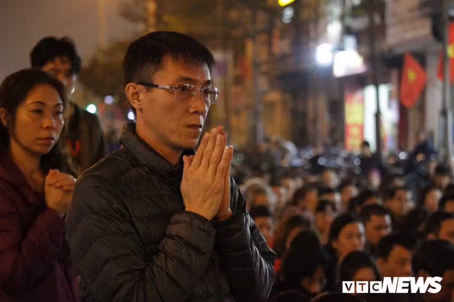 Hang nghin nguoi ngoi tran ra duong cung sao giai han o chua Phuc Khanh, Ha Noi hinh anh 7