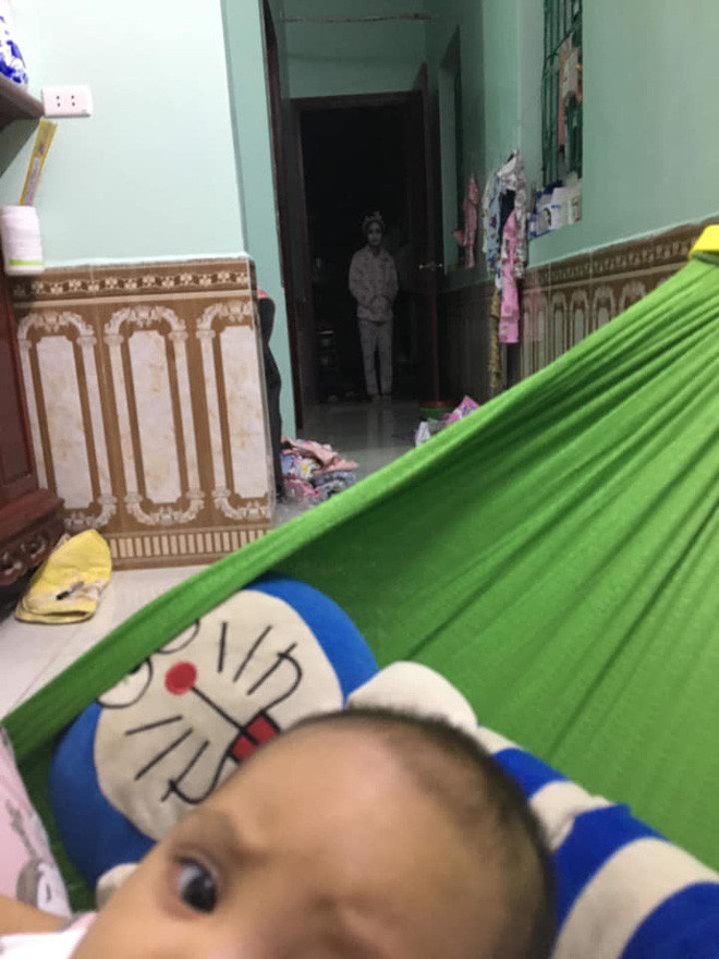 Đang ru con, người đàn ông giật mình khi thấy người lạ đi ra từ nhà tắm - Ảnh 1. Đang ru con, người đàn ông giật mình khi thấy người lạ đi ra từ nhà tắm - Ảnh 1.