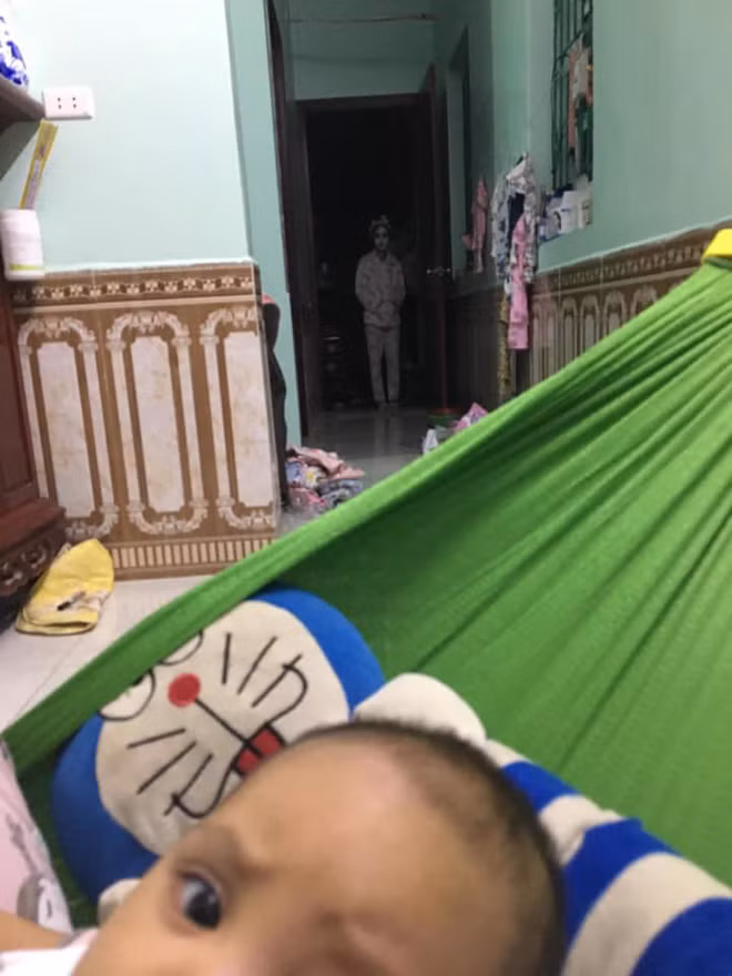 Đang ru con, người đàn ông giật mình khi thấy người lạ đi ra từ nhà tắm - Ảnh 1.