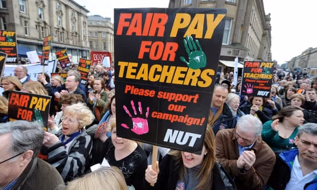 Các công đoàn giáo viên hoan nghênh sự thừa nhận của chính phủ Anh rằng tiền lương nhà giáo đã giảm và đang kêu gọi tăng 5% trong năm 2019