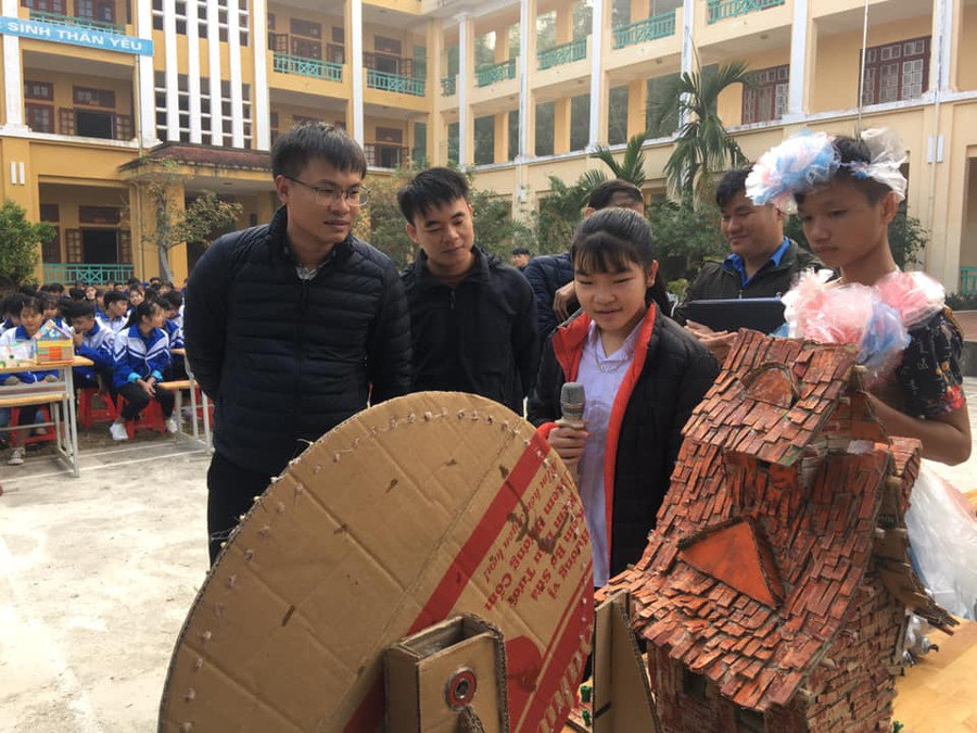 Các mô hình sáng tạo từ rác thải được học sinh các lớp trưng bày dự thi.