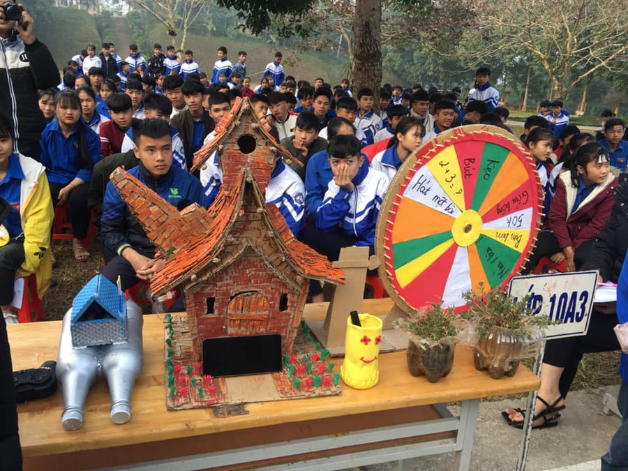 Nhiều sản phẩm hữu ích được chế tác từ rác thải nhựa .Ảnh: T.G