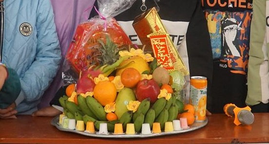 Mâm ngũ quả ấn tượng do chính tay các bạn nhỏ thực hiện.