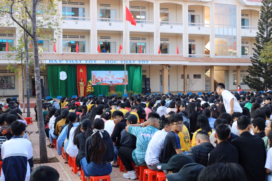 Học sinh hào hứng với trò chơi dân gian ngày Tết