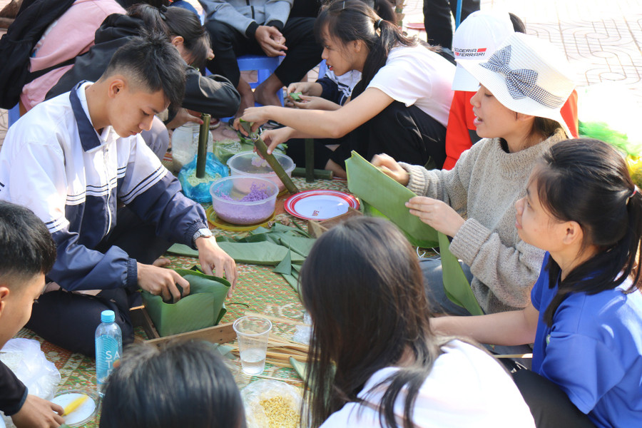 Toàn trường với 29 chi đoàn, mỗi chi đoàn được giao nhiệm vụ gói 5 cái bánh chưng. Những chiếc bánh chưng sau khi được gói xong sẽ được tặng lại cho những em học sinh có hoàn cảnh khó khăn.