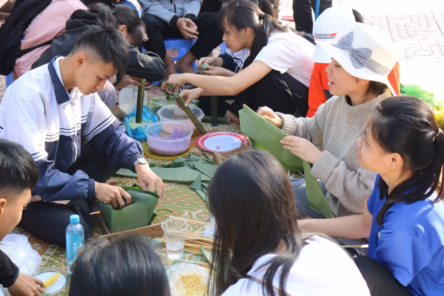 Toàn trường với 29 chi đoàn, mỗi chi đoàn được giao nhiệm vụ gói 5 cái bánh chưng. Những chiếc bánh chưng sau khi được gói xong sẽ được tặng lại cho những em học sinh có hoàn cảnh khó khăn.