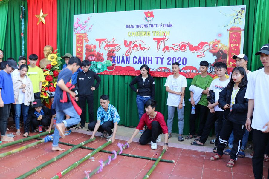 Học sinh vui vẻ, rạng ngời tham gia nhảy sập chào đón năm mới.