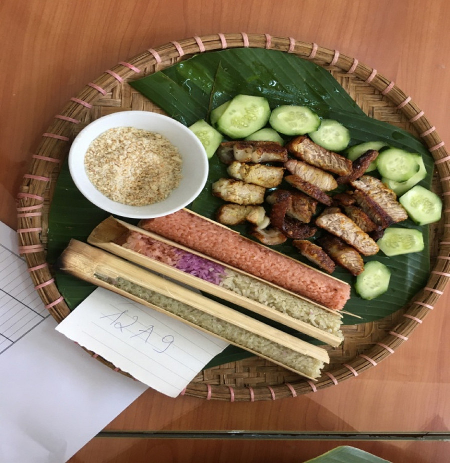 Những món ăn đặc trưng ở Tây Nguyên như: Cơm lam, gà nướng... cũng được các em học sinh trổ tài chế biến một cách khéo léo.