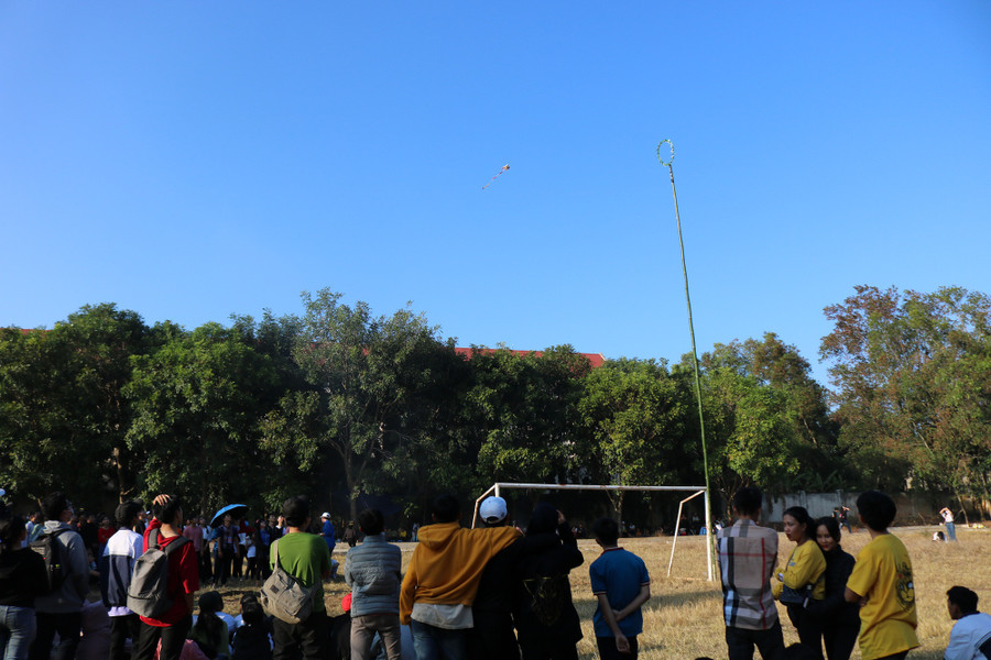 Các em học sinh hào hứng tham dự các trò chơi dân gian.