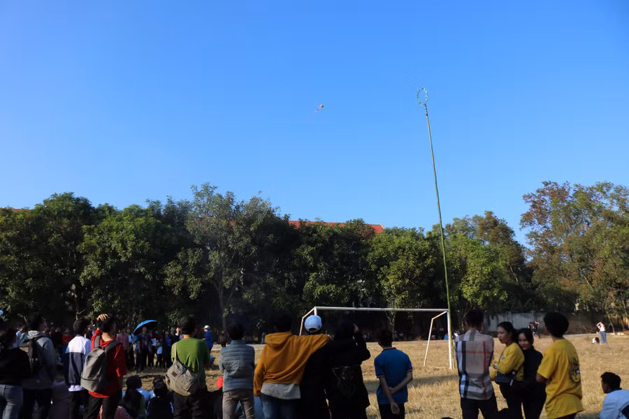 Các em học sinh hào hứng tham dự các trò chơi dân gian.