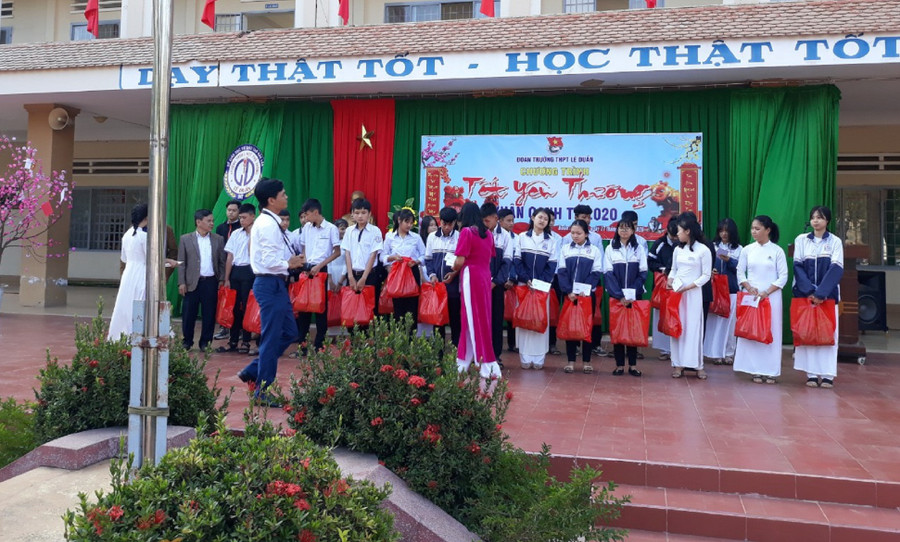 Nhà trường đã tổ chức trao quà cho 29 em học sinh có hoàn cảnh khó khăn, mỗi suất quà trị giá 300.000 đồng tiền mặt và 2 cặp bánh chưng do các em đã gói, nấu trong ngày tết yêu thương.