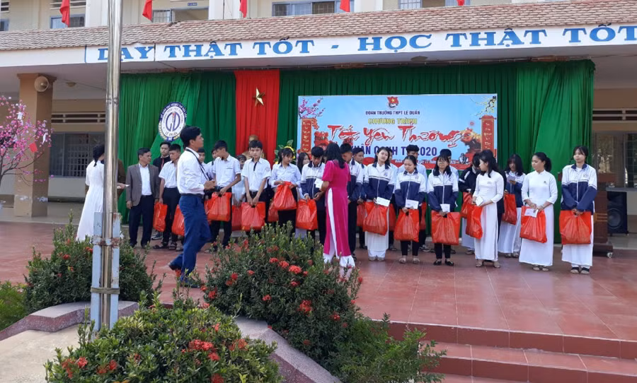 Nhà trường đã tổ chức trao quà cho 29 em học sinh có hoàn cảnh khó khăn, mỗi suất quà trị giá 300.000 đồng tiền mặt và 2 cặp bánh chưng do các em đã gói, nấu trong ngày tết yêu thương.