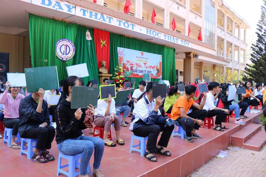 Nhà trường tổ chức cuộc thi “Rung chuông vàng” với chủ đề xoay quanh Tết cổ truyền của dân tộc Việt Nam.