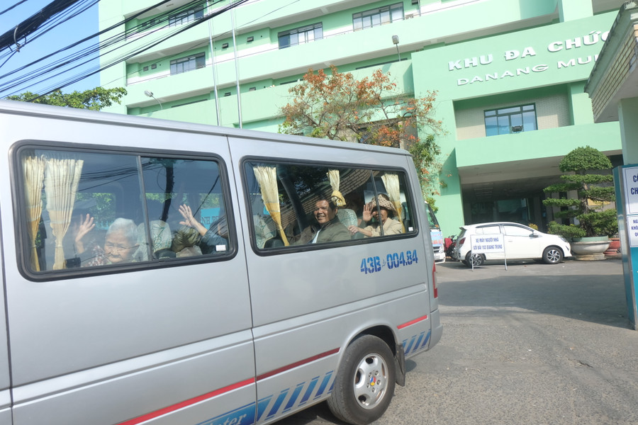 Niềm vui của các bệnh nhân khi được bệnh viện Đà Nẵng và các nhà hảo tâm hỗ trợ để về quê đón Tết.