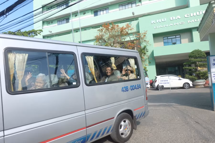 Niềm vui của các bệnh nhân khi được bệnh viện Đà Nẵng và các nhà hảo tâm hỗ trợ để về quê đón Tết.