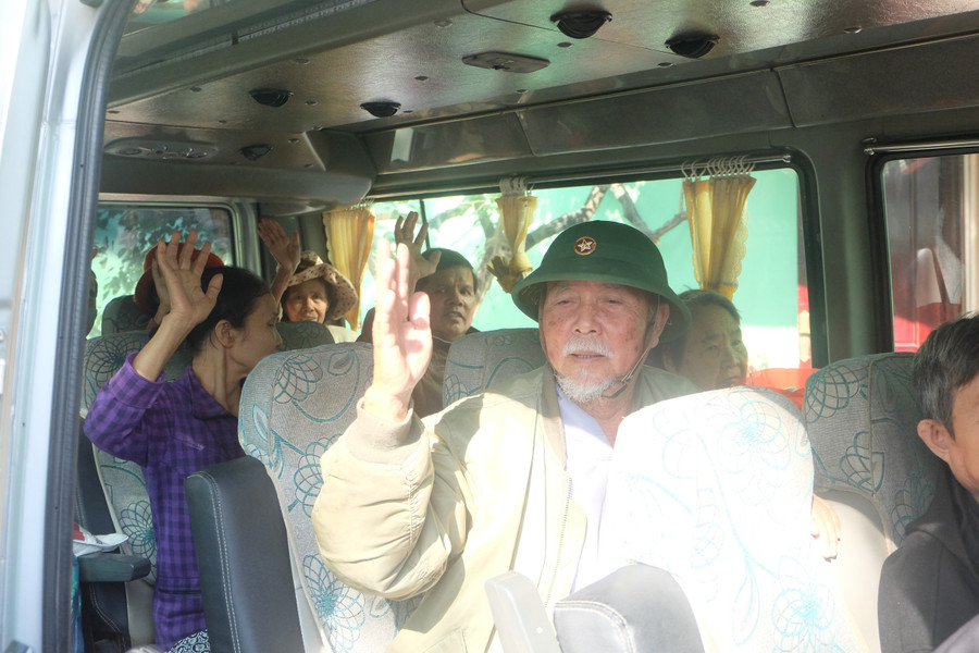 Cụ ông Ngô Hoài (đội mũ cối), tạm biệt các y bác sĩ để về quê đón tết trên chuyến xe nghĩa tình.