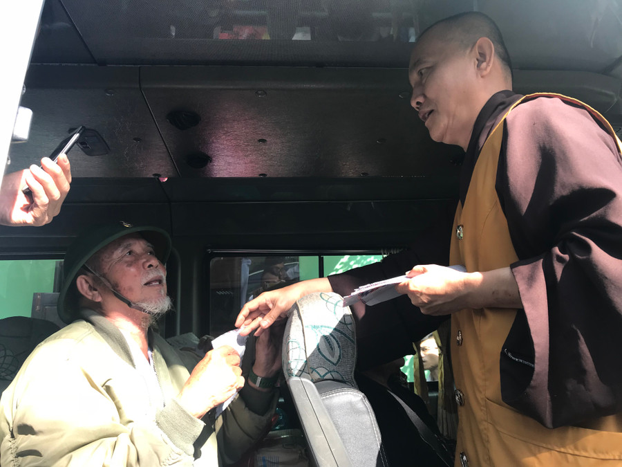 Đại diện các nhà hảo tâm lì xì cho các bệnh nhân trước khi về quê đón Tết.