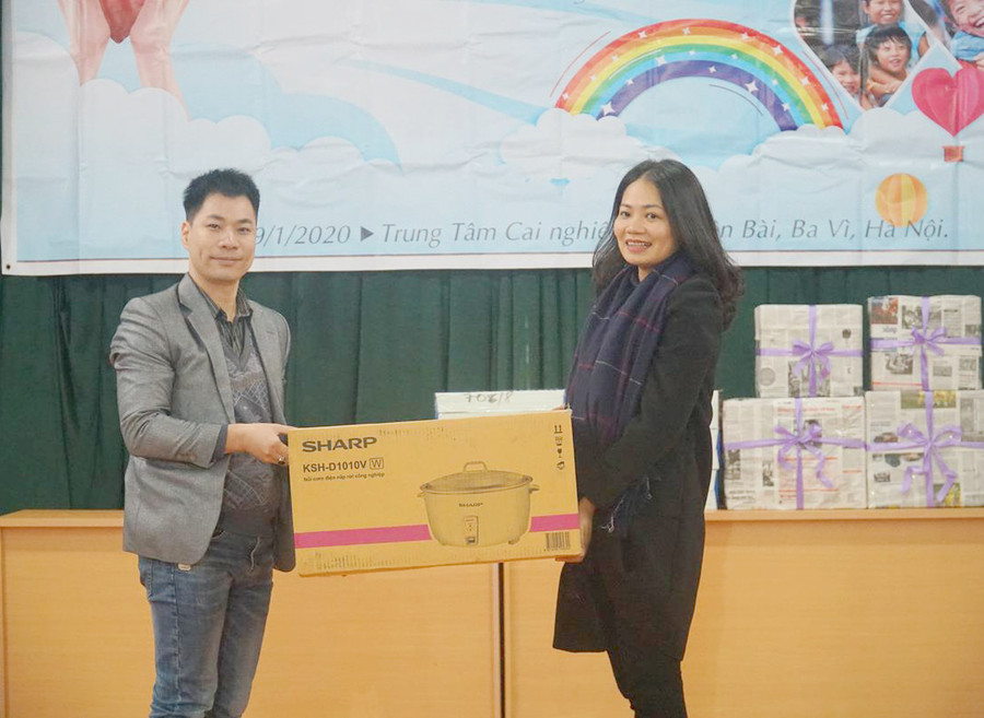 Đoàn đã trao 1 nồi cơm điện và 384 ly sữa tươi cho các em nhỏ tại Trung tâm.