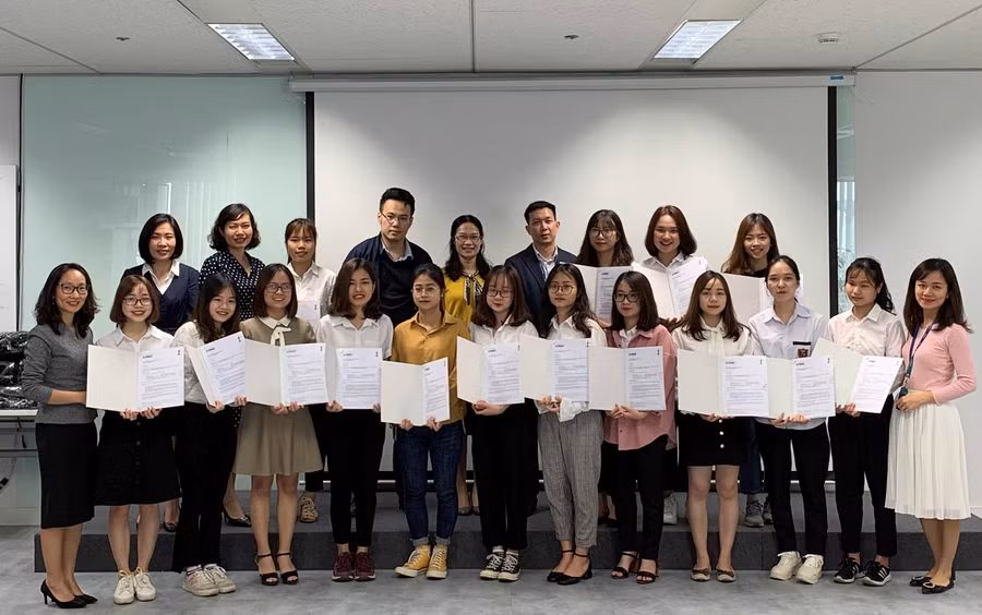 Những sinh viên xuất sắc của Đại học Kinh tế - Đại học Quốc gia Hà Nội tại lễ trao học bổng chương trình KPMG - ICAEW S.T.A.R mùa 2