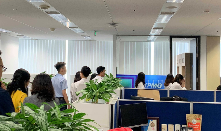 Các sinh viên trải nghiệm và tham quan môi trường làm việc tại KPMG Các sinh viên trải nghiệm và tham quan môi trường làm việc tại KPMG