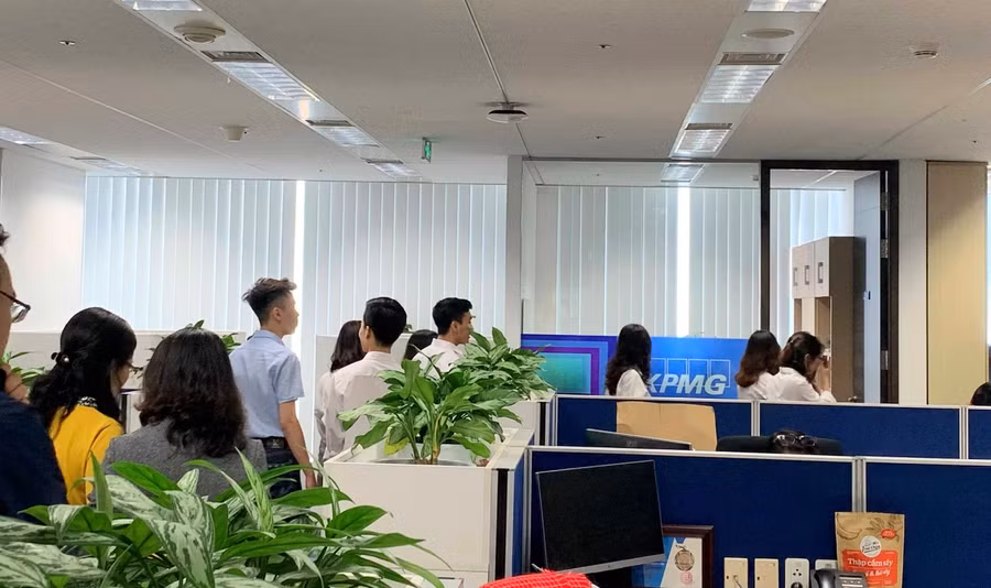 Các sinh viên trải nghiệm và tham quan môi trường làm việc tại KPMG