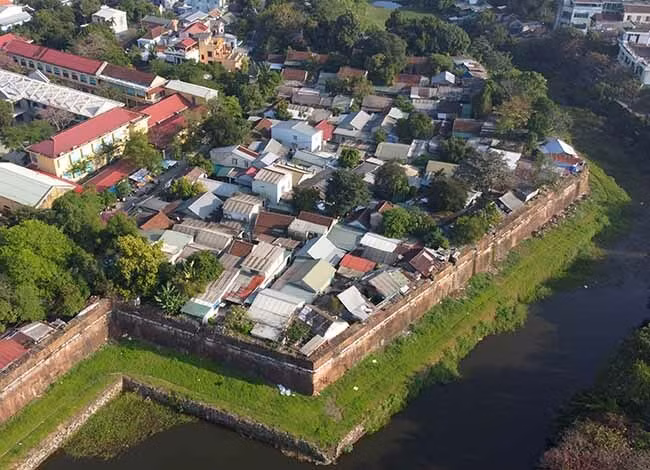 Những căn nhà người dân sống trên Thượng Thành nhìn từ trên cao. Ảnh: Võ Thạnh