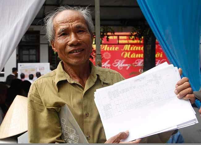 Ông Nguyễn Sửu chờ đến lượt bốc thăm lô đất. Ảnh: Võ Thạnh