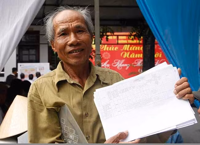 Ông Nguyễn Sửu chờ đến lượt bốc thăm lô đất. Ảnh: Võ Thạnh