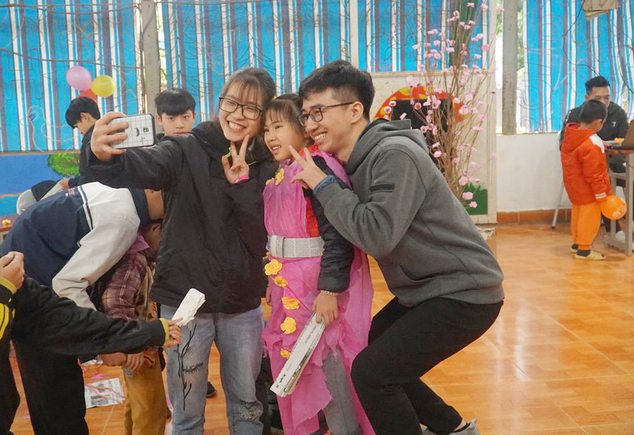 Người mẫu và tác phẩm thời trang dự thi thời trang thiết kế chủ đề mùa xuân.