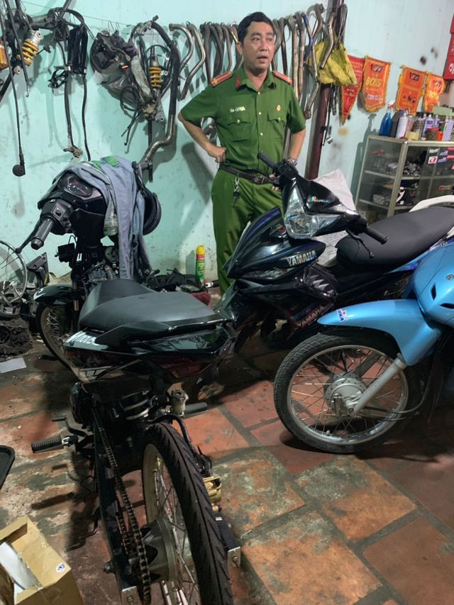 Cảnh sát tạm giữ nhiều xe “quái dị” khi đột kích bất ngờ một tiệm sửa xe - 5 Cảnh sát tạm giữ nhiều xe “quái dị” khi đột kích bất ngờ một tiệm sửa xe - 5