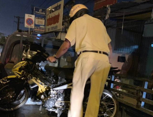 Cảnh sát tạm giữ nhiều xe “quái dị” khi đột kích bất ngờ một tiệm sửa xe - 15 Cảnh sát tạm giữ nhiều xe “quái dị” khi đột kích bất ngờ một tiệm sửa xe - 15