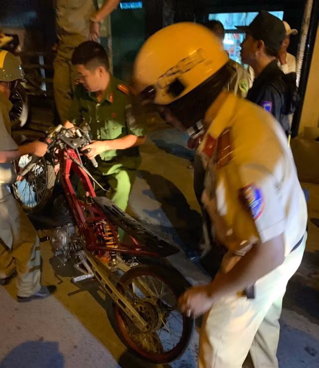 Cảnh sát tạm giữ nhiều xe “quái dị” khi đột kích bất ngờ một tiệm sửa xe - 13