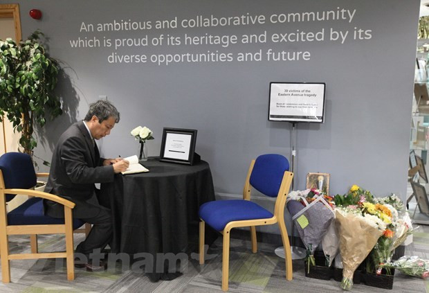 Đại sứ Việt Nam tại Anh Trần Ngọc An viết lời chia buồn với gia đình các nạn nhân tại trụ sở hội đồng địa phương hạt Essex Đại sứ Việt Nam tại Anh: Thận trọng nhận diện 39 người theo tiêu chuẩn Interpol