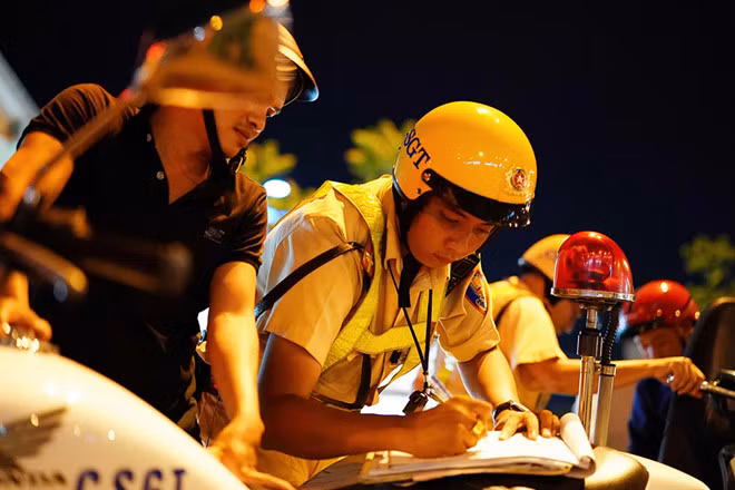 CSGT tiến hành xử phạt người vi phạm giao thông ở TP.HCM ẢNH: ĐỘC LẬP