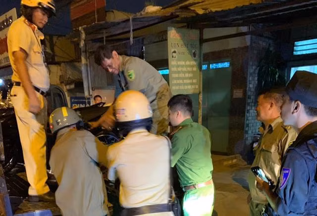 Cảnh sát tạm giữ nhiều xe “quái dị” khi đột kích bất ngờ một tiệm sửa xe - 14