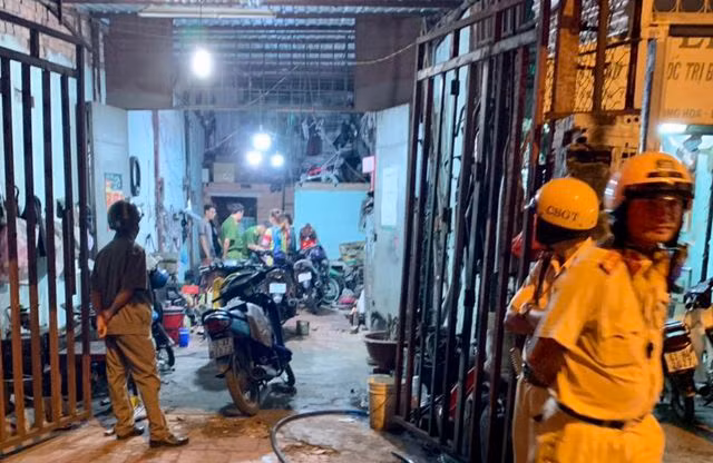 Cảnh sát tạm giữ nhiều xe “quái dị” khi đột kích bất ngờ một tiệm sửa xe - 2