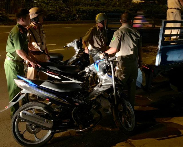 Cảnh sát tạm giữ nhiều xe “quái dị” khi đột kích bất ngờ một tiệm sửa xe - 8 Cảnh sát tạm giữ nhiều xe “quái dị” khi đột kích bất ngờ một tiệm sửa xe - 8