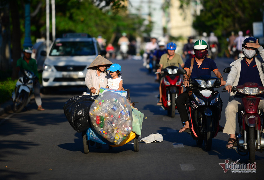 Những người phụ nữ nhặt ve chai ở Sài Gòn nuôi con đậu đại học