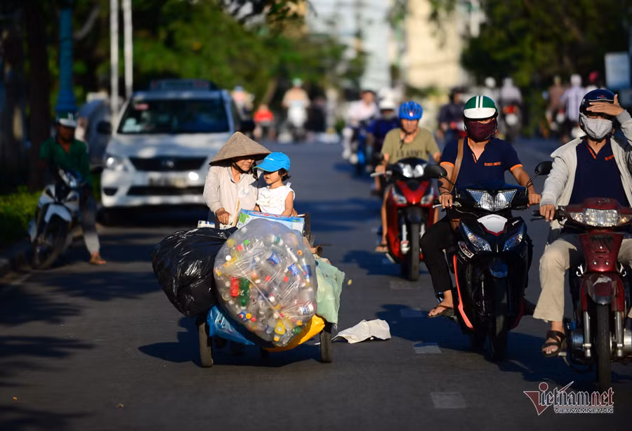 Những người phụ nữ nhặt ve chai ở Sài Gòn nuôi con đậu đại học