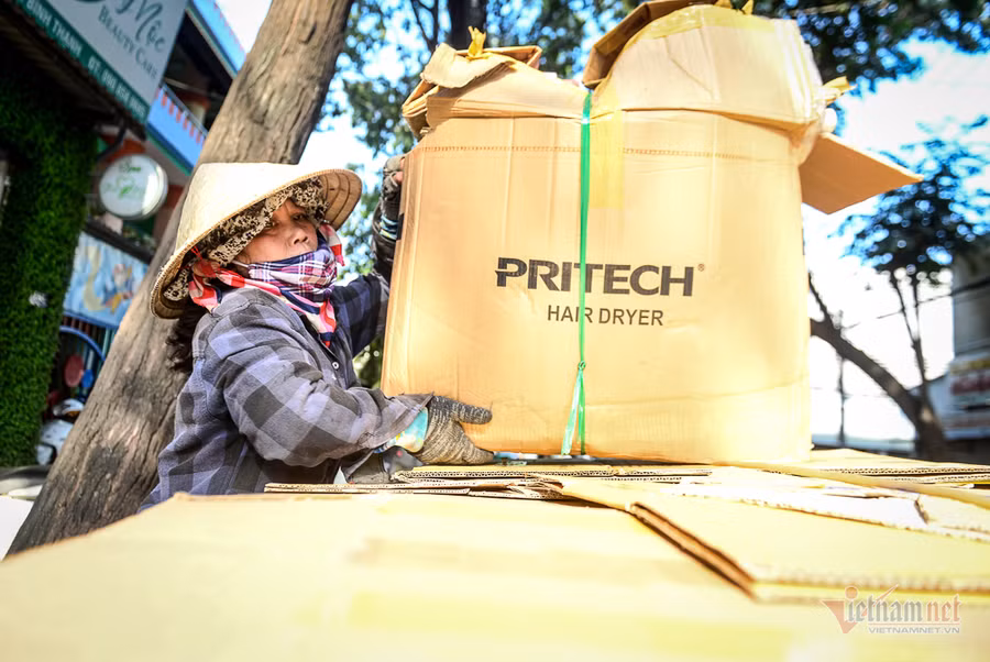 Những người phụ nữ nhặt ve chai ở Sài Gòn nuôi con đậu đại học