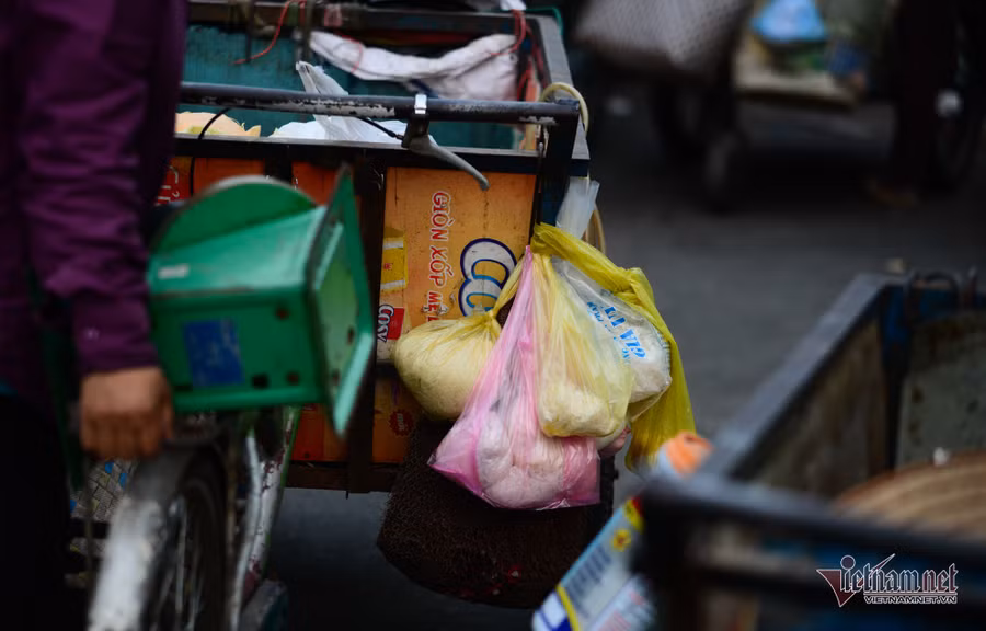 Những người phụ nữ nhặt ve chai ở Sài Gòn nuôi con đậu đại học