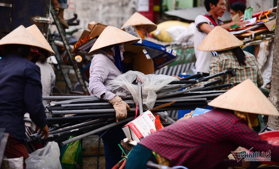 Len lỏi vào xóm ve chai trên đường Chu Văn An, quận Bình Thạnh (TP.HCM), có rất nhiều phụ nữ làm nghề thu mua đồng nát, sắt, giấy vụn để bán lại cho chủ vựa kiếm lời. Có người đã làm nghề này ngót nghét mấy chục năm.