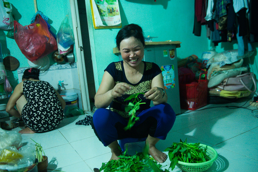 Những người phụ nữ nhặt ve chai ở Sài Gòn nuôi con đậu đại học