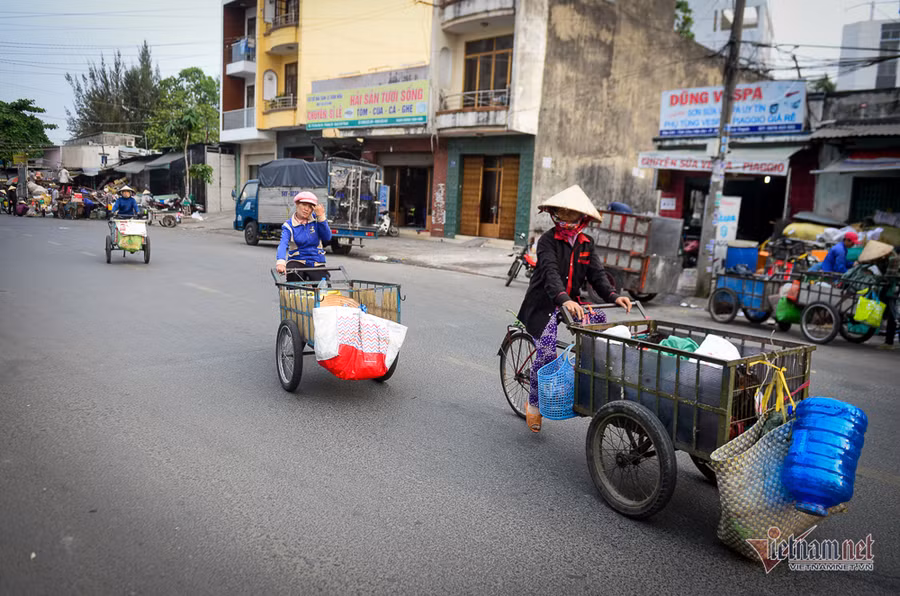 Những người phụ nữ nhặt ve chai ở Sài Gòn nuôi con đậu đại học