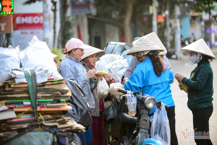 Những người phụ nữ nhặt ve chai ở Sài Gòn nuôi con đậu đại học